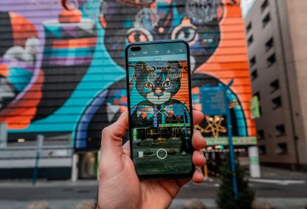 Smartphone fotografiert das Graffito einer Katze