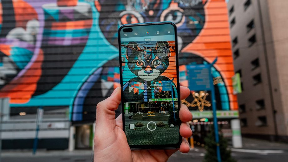 Smartphone fotografiert das Graffito einer Katze