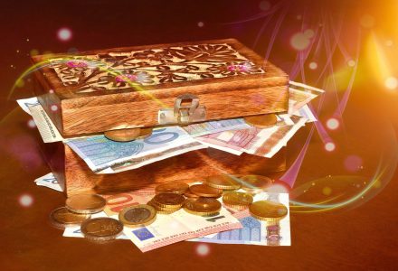 Holzkiste mit Geld