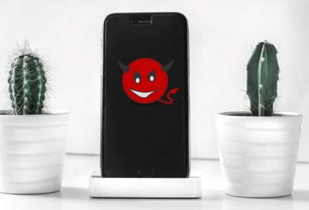 Teufel-Smiley auf Handy-Display
