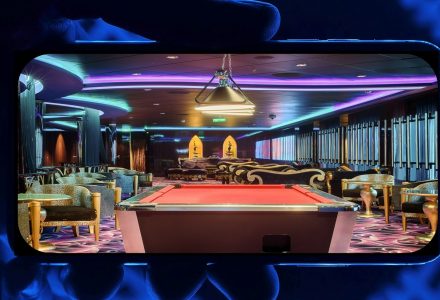 Handy-Bildschirm zeigt einen Casino-Raum