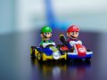 Super Mario und Luigi fahren zusammen Kart