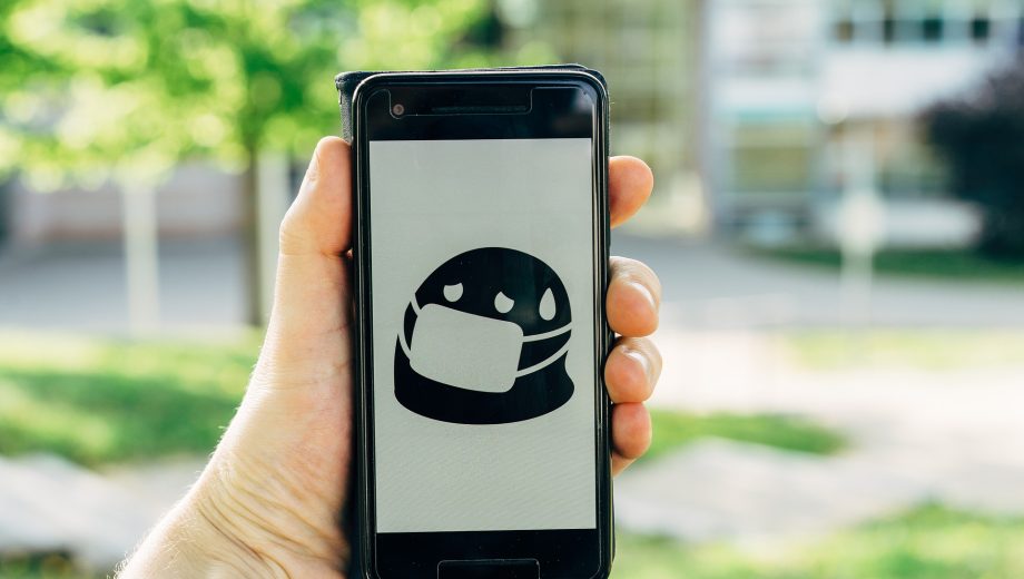 Emoji mit Maske auf Smartphone