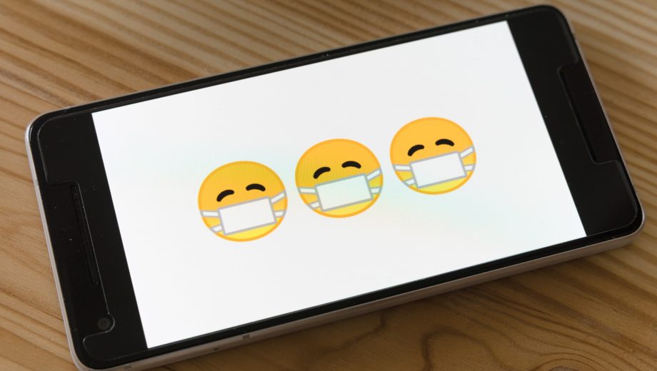 Emoji mit Maska auf Handy-Display