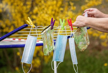 Masken auf Wäscheleine