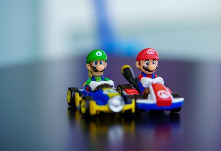 Super Mario und Luigi fahren zusammen Kart