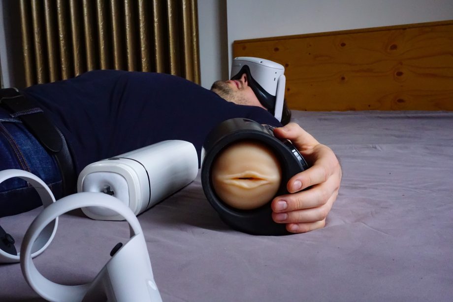 Mann mit VR-Brile auf dem Bett liegend