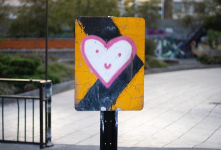 Schild mit lächelndem Herz