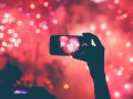 Smartphone filmt Feuerwerk