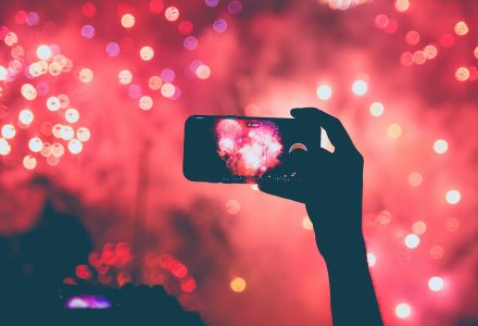 Smartphone filmt Feuerwerk