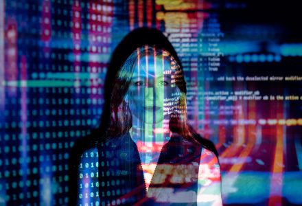 Frau mit Buchstaben udn Zahlen im Gesicht