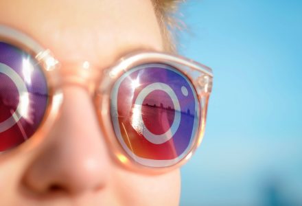 Sonnebrille mit Instagram-Logo auf den Gläsern