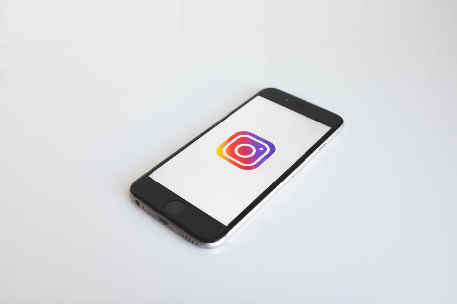 Smartphone mit Instagram-Symbol