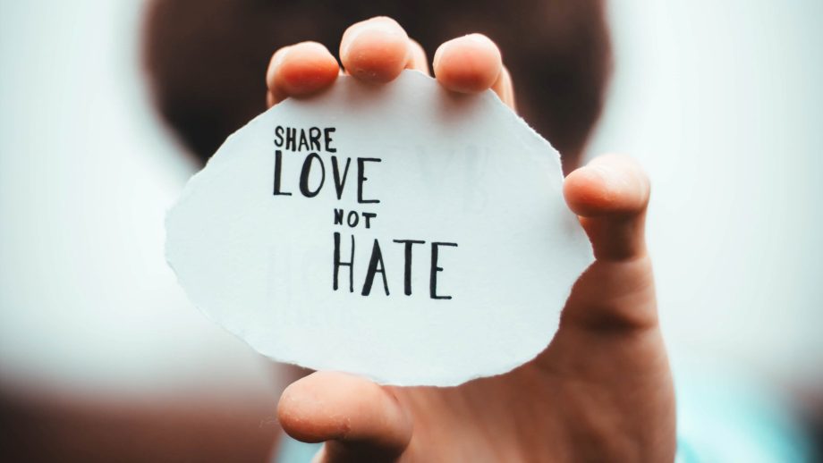 Zettel "Share Love Not Hate"