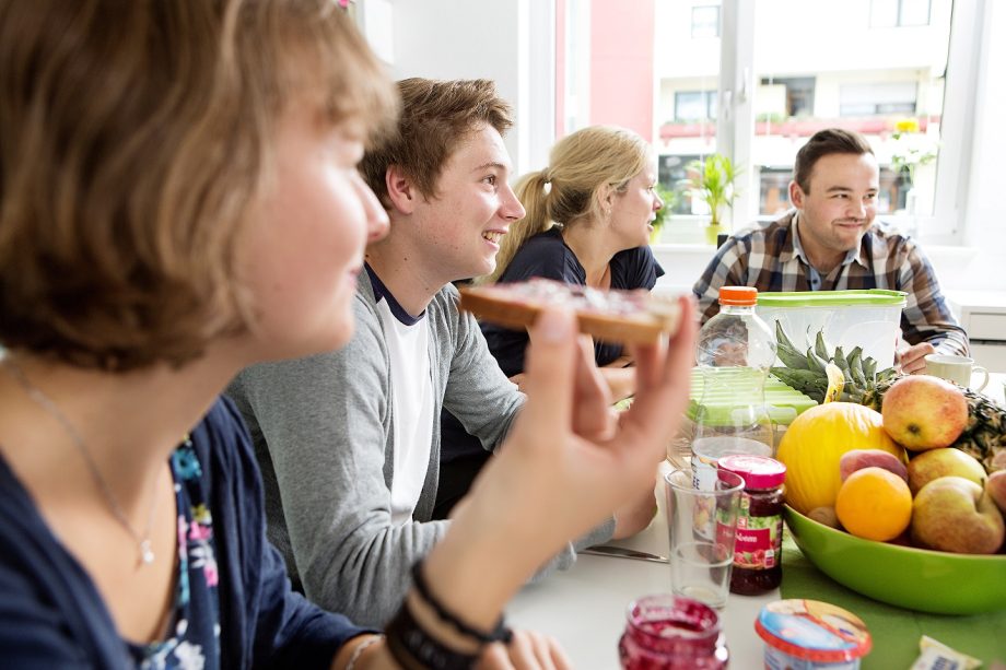 Vier junge Menschen beim gemeinsamen Frühstück
