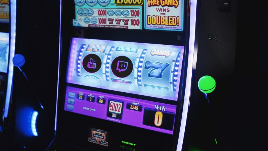 Slot Machine mit YouTube und Twitch-Logos