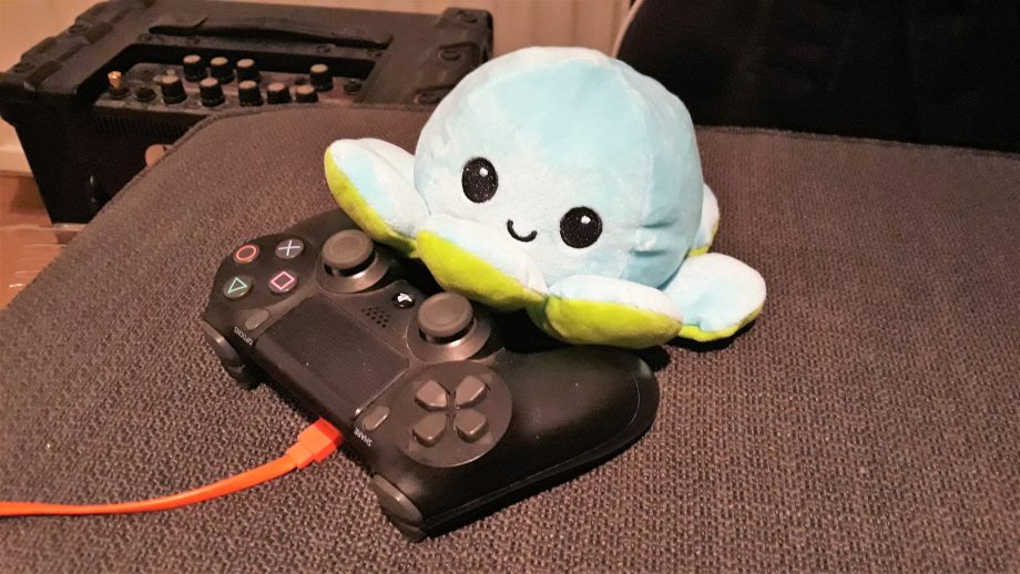 Tintenfisch-Kuscheltier am Playstation-Controller