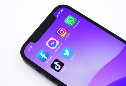 Smartphone mit App-Symbolen sozialer Medien