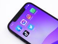 Smartphone mit App-Symbolen sozialer Medien