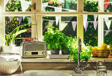 Radio auf Küchenzeile
