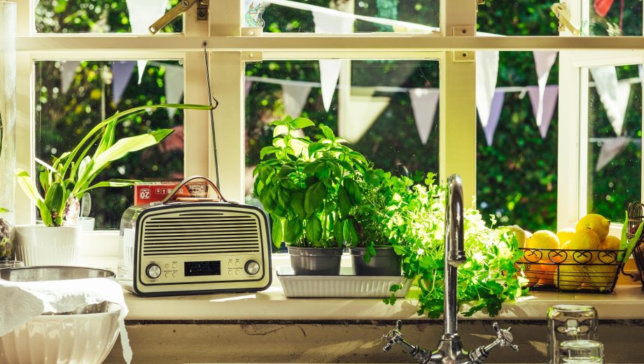 Radio auf Küchenzeile