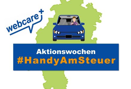 Grafik: Umriss von Hessen, Mann mit Handy in der Hand in einem Auto, webcare+ Logo