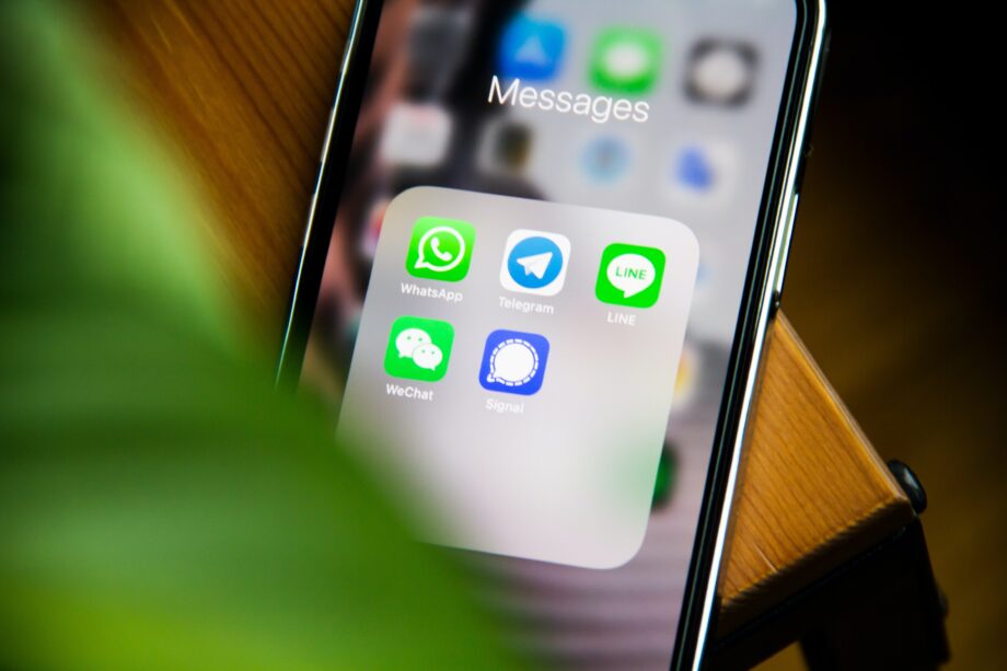 Handy-Bildschirm zeigt verschiedene Messenger-Apps