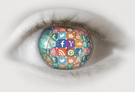 Auge, Die Linse ist voll mit Social Media Logos