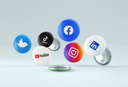 Ansteck-Buttons mit Social Media-Logos