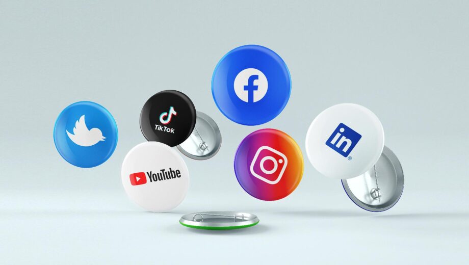 Ansteck-Buttons mit Social Media-Logos