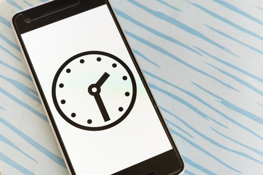Smartphone-Bildschirm, der eine Uhr zeigt.