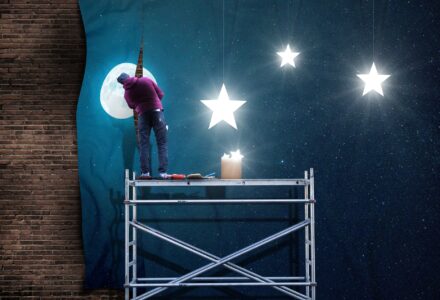 Bühnenbildner malt Sterne an die Wand