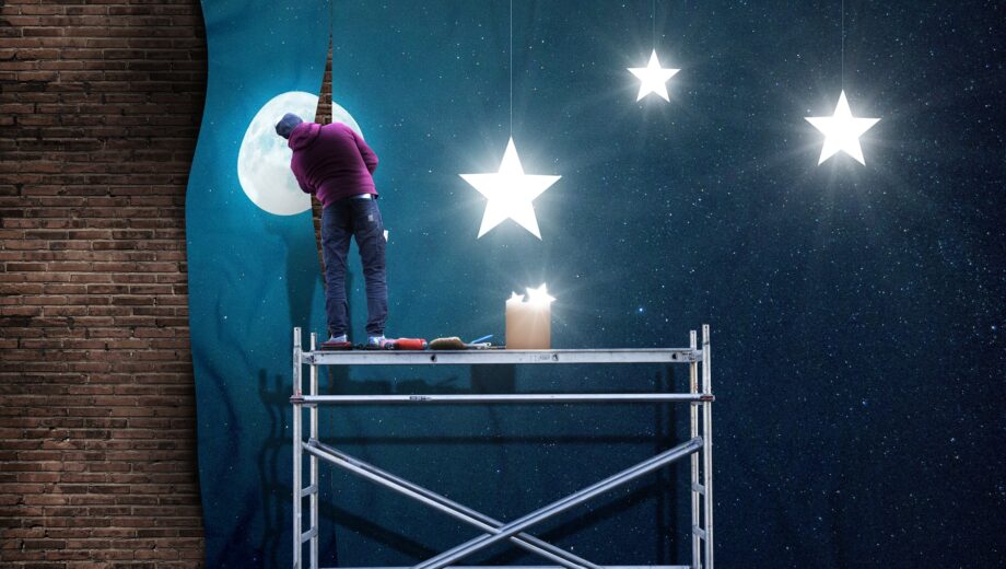 Bühnenbildner malt Sterne an die Wand