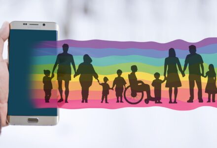 Aus einem Smartphone kommt ein Regenbogen, auf dem viele verschiedene Menschen zu sehen sind: Groß und klein, dick und dünn, alt und jung, mit und ohne Behinderung