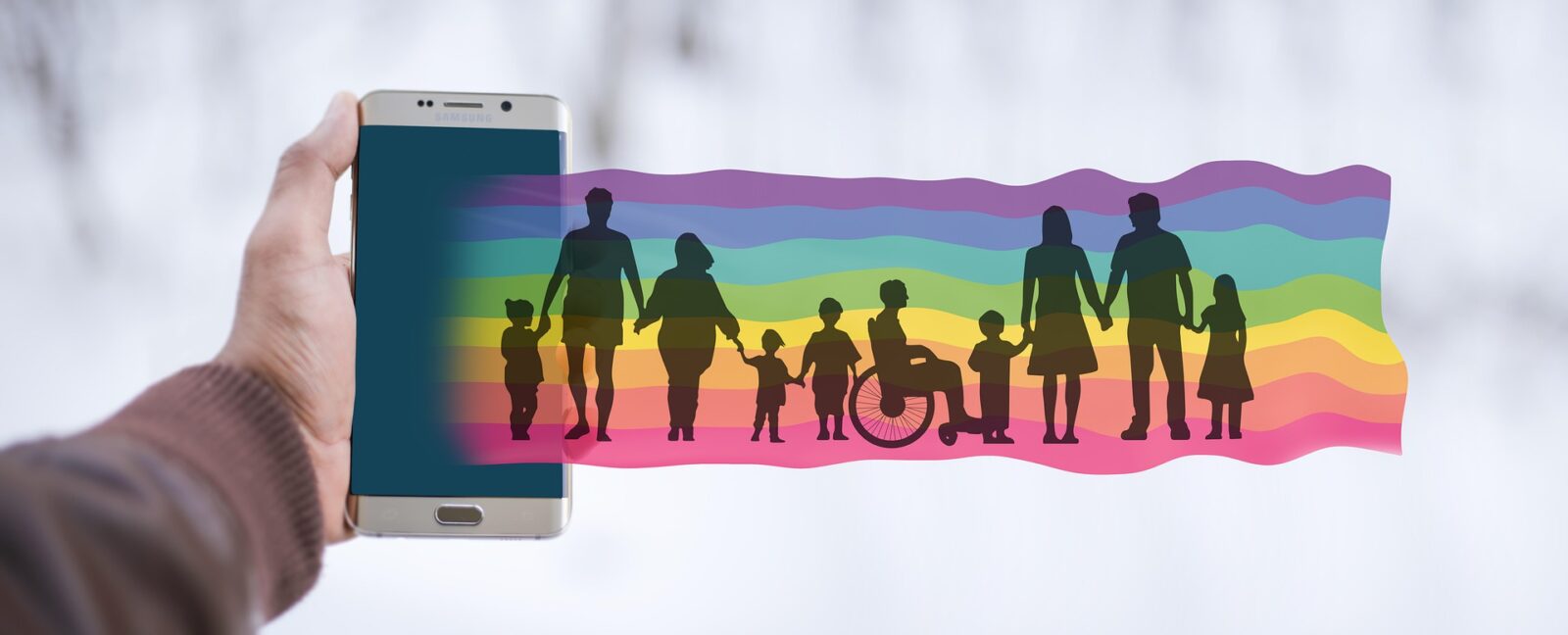 Aus einem Smartphone kommt ein Regenbogen, auf dem viele verschiedene Menschen zu sehen sind: Groß und klein, dick und dünn, alt und jung, mit und ohne Behinderung