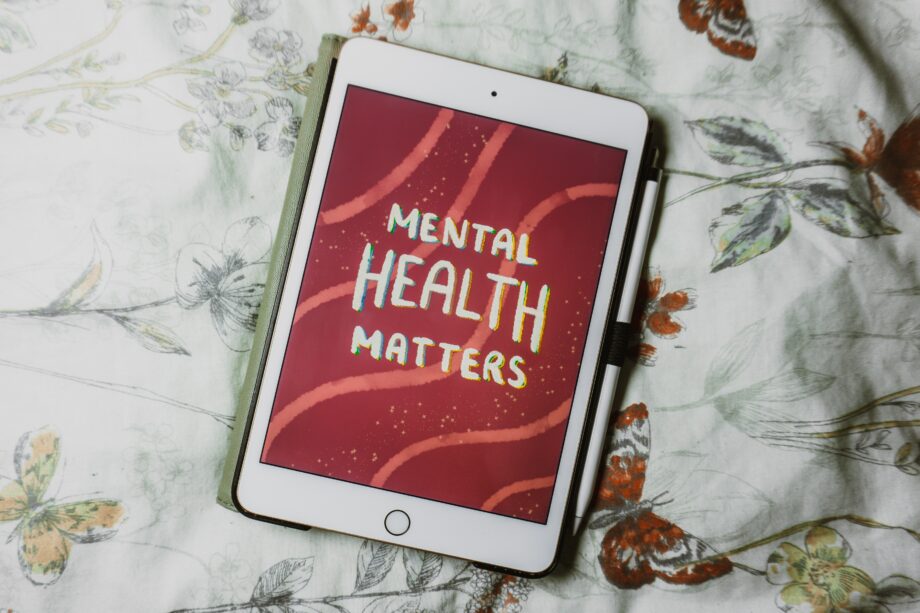 Tablet zweigt den Schriftzug "Mental Health matters"