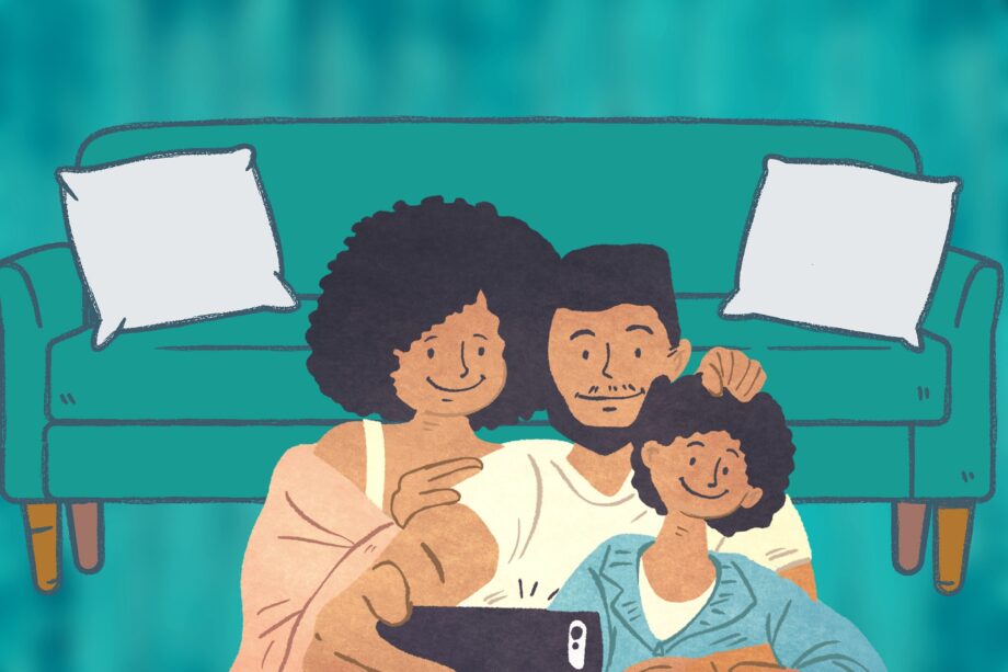 Familie guckt gemeinsam in ein Smartphone.