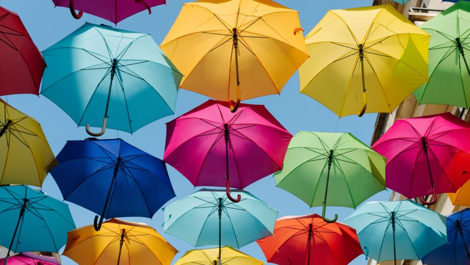 Viele bunte Regenschirme