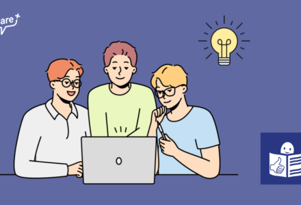 Drei Menschen sitzen gemeinsam an einem Laptop. Über ihren Köpfen leuchtet eine Glühbirne auf