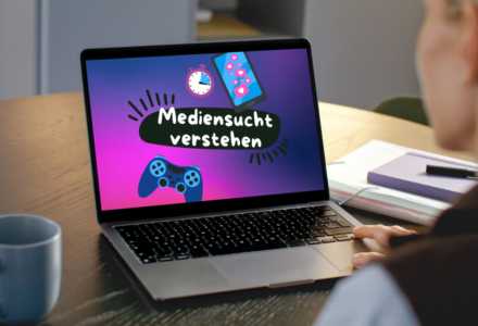 Laptop mit dem Logo vom Podcast Mediensucht verstehen